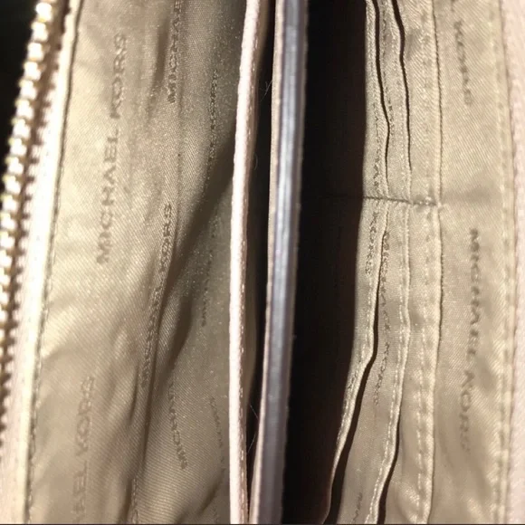 🌟FLASH SALE🌟 Michael Kors Wristlet - Picture 2 of 3